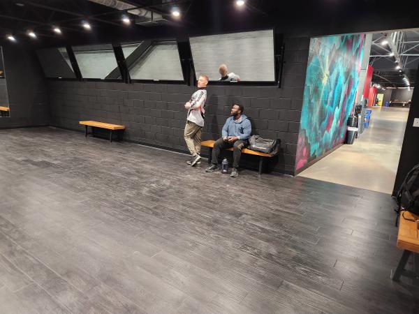 Los Campeones pose room