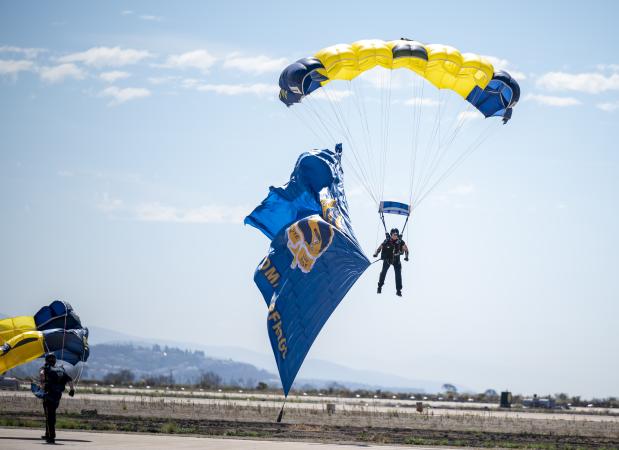 U.S. Navy Parachute Team: Leap Frogs