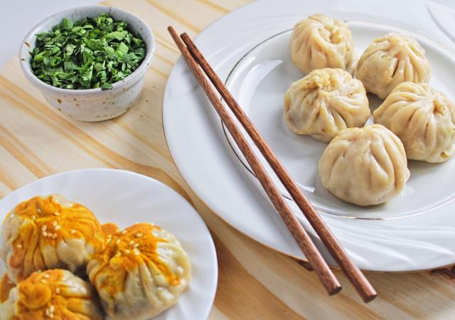 momos with sauce and without sauce with chopsticks