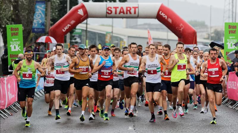 runners running the swansea bay 10k