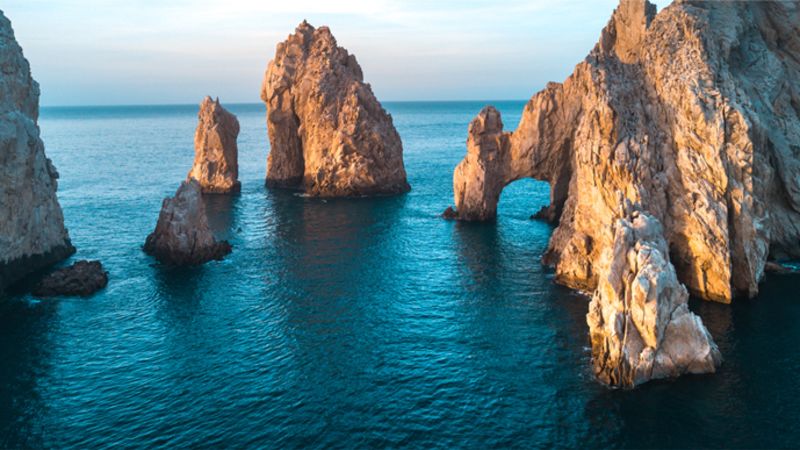 Foto del icónico arco de los cabos desde un Dron