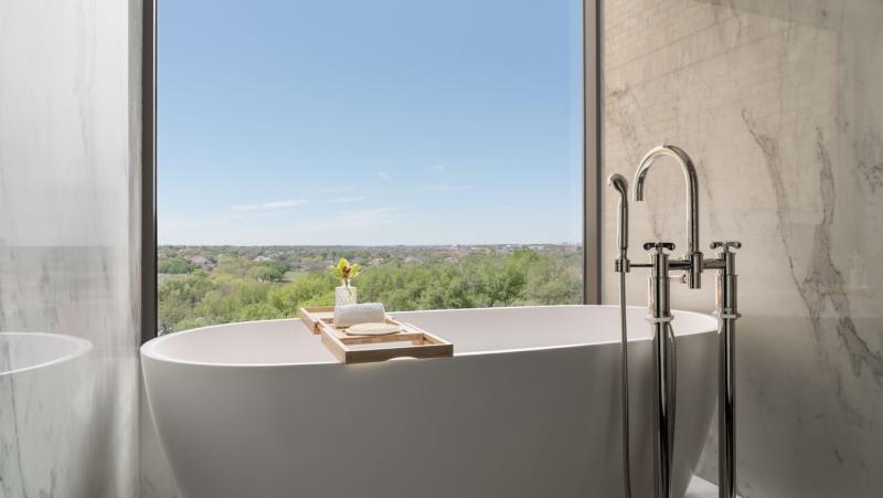 Ritz-Carlton suite soaking tub