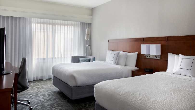 Let comfort take the lead in our spacious, newly-renovated hotel rooms.
