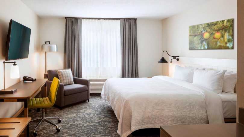 Fairfield Inn Airport 3