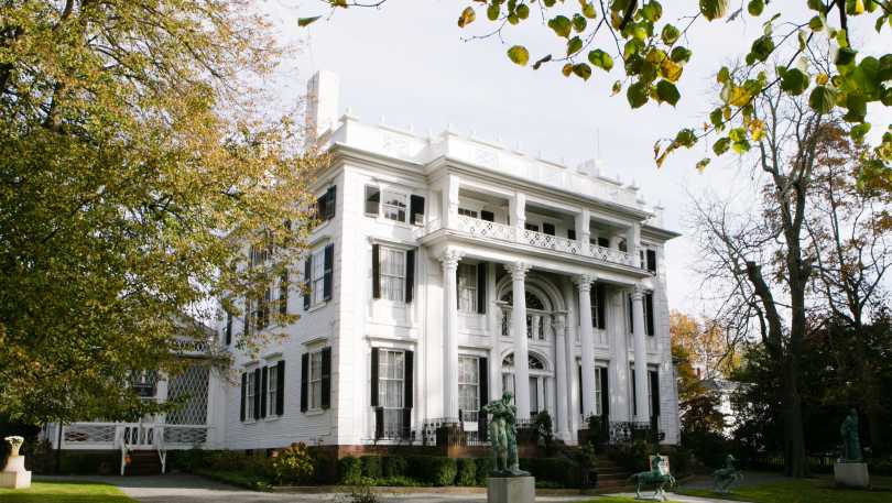 Mansion facade fall