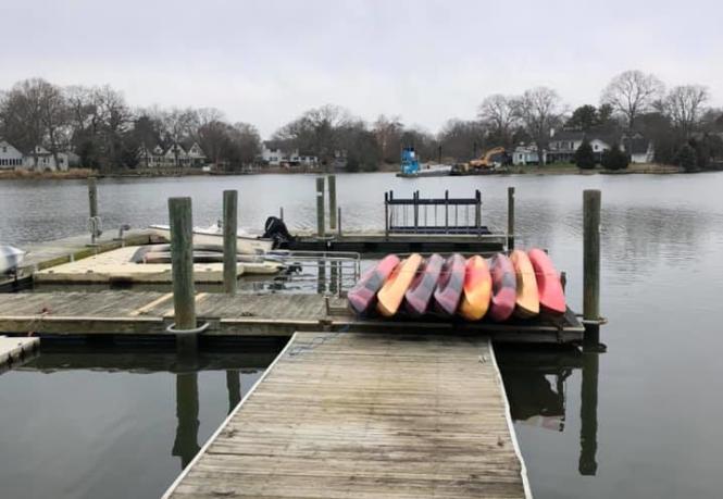 A floating dock with kayaks.
