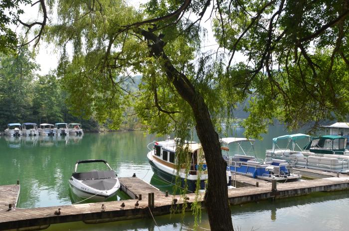 Almond Boat Park Fontana Lake