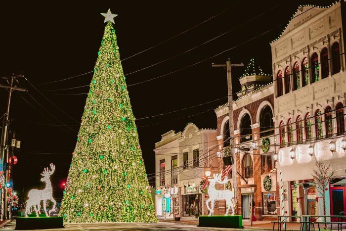 This Beloved Louisiana Small Town Transforms Each Christmas Into a  Nostalgic, Light-Filled Delight