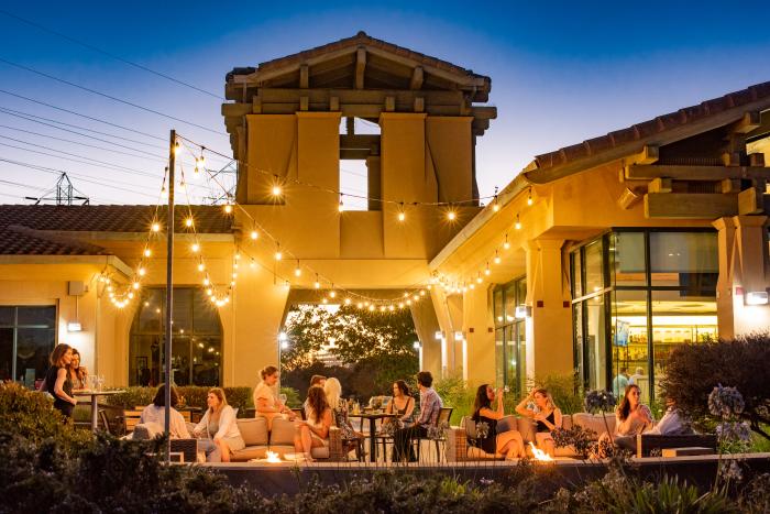 Outdoor dining at Par 3 restaurant in San Mateo, California