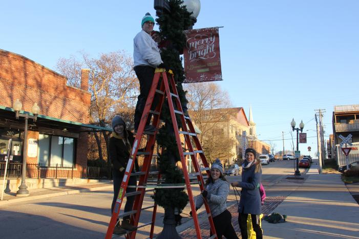 Stroll on State decorating