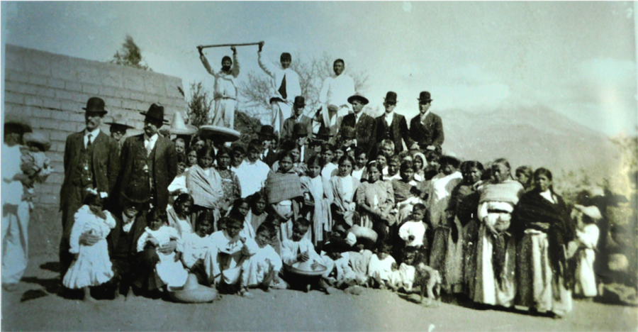 An old photograph of a large group. Taken from the Mormon Mexican History Museum