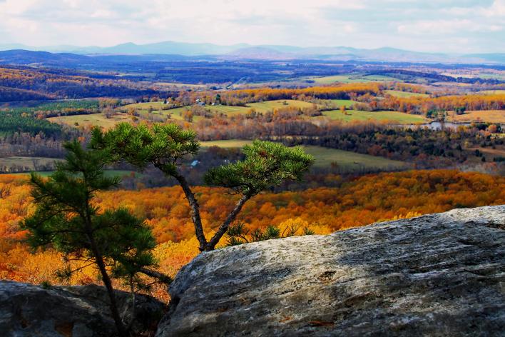 Overlook at Bull Run Mountains with scenic fall foliage