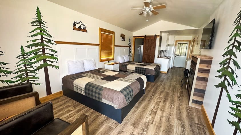 Room at Creekside Resort - Hays
