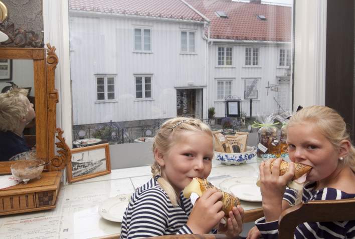 Kids eating pastyr at Café Ibsen in Grimstad