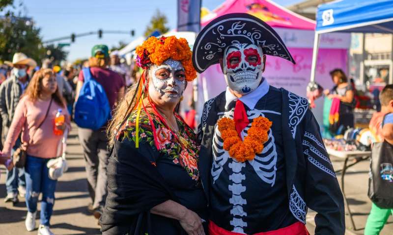 Dia de los Muertos attendees