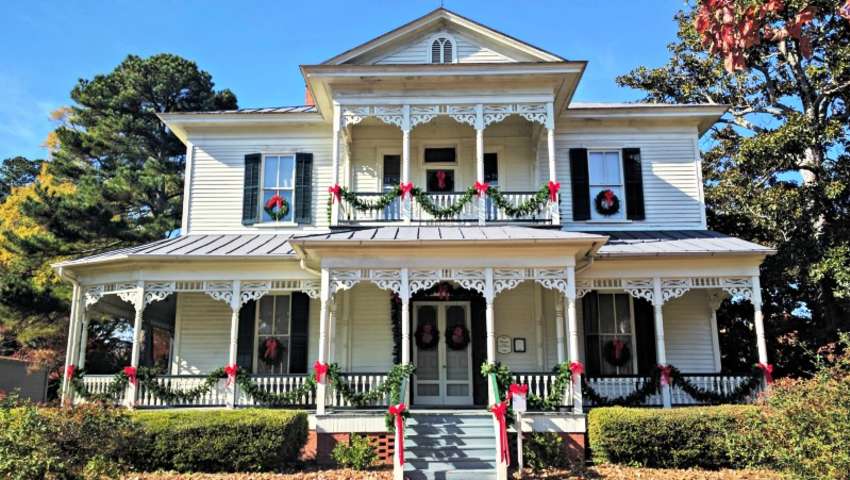 1897-Poe-House-Christmas