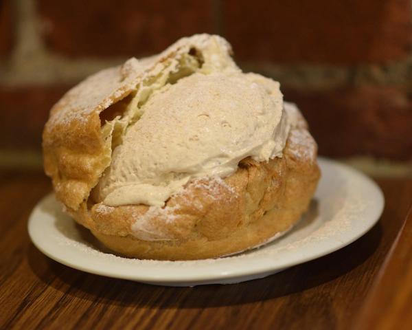 Schmidt’s Sausage Haus Pfeffernüsse Cream Puff