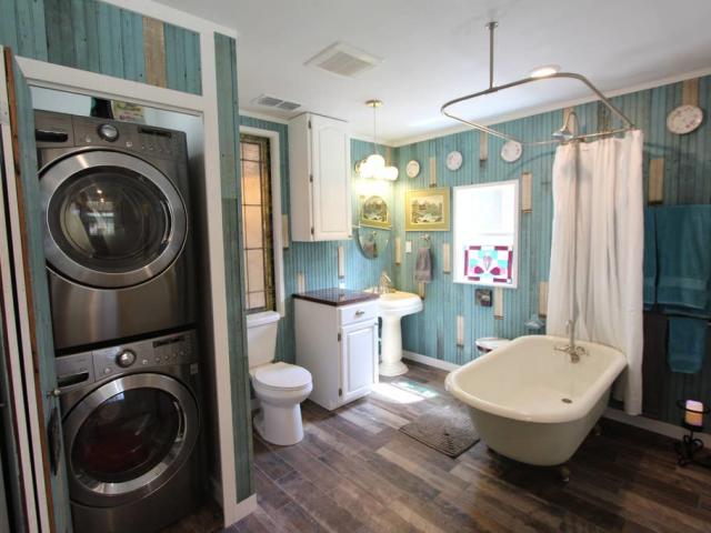 River Bungalow Bathroom