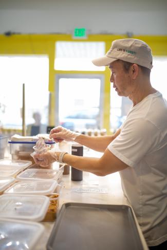 Miruku - adding toppings to ice cream