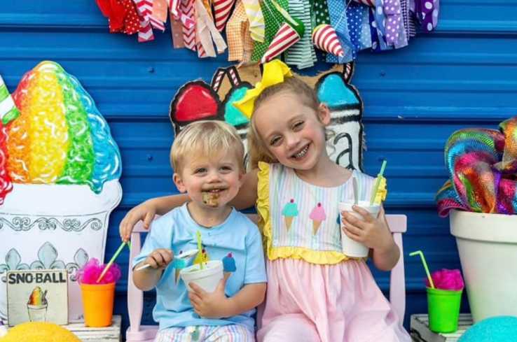 kids eating snoballs