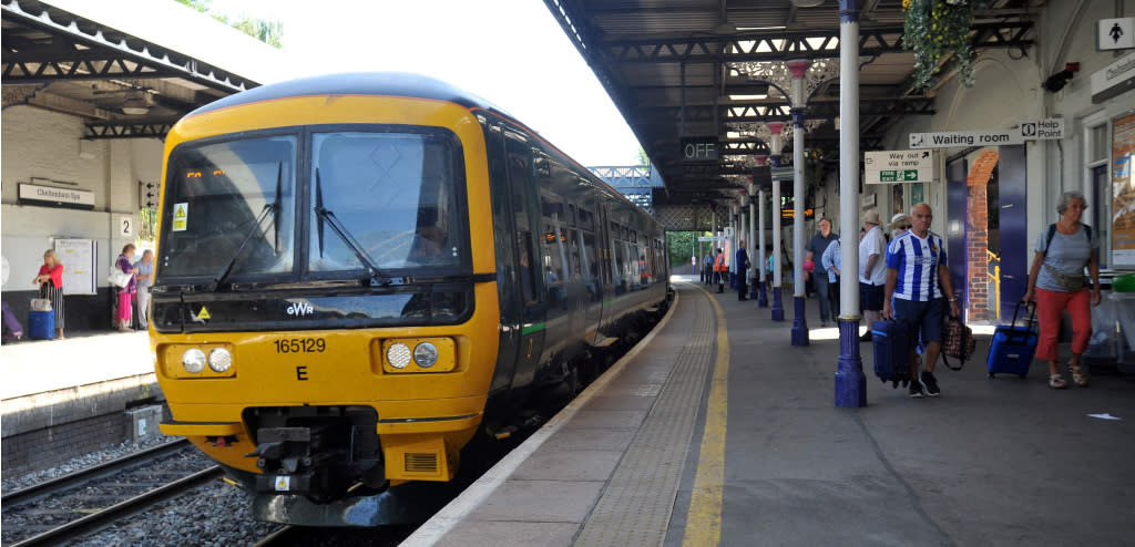 A Great Western Railway train arriving at Cheltenham Spa Station.