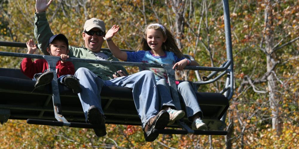 finger-lakes-bristol-mountain-canandaigua-fall-sky-ride-family-waving