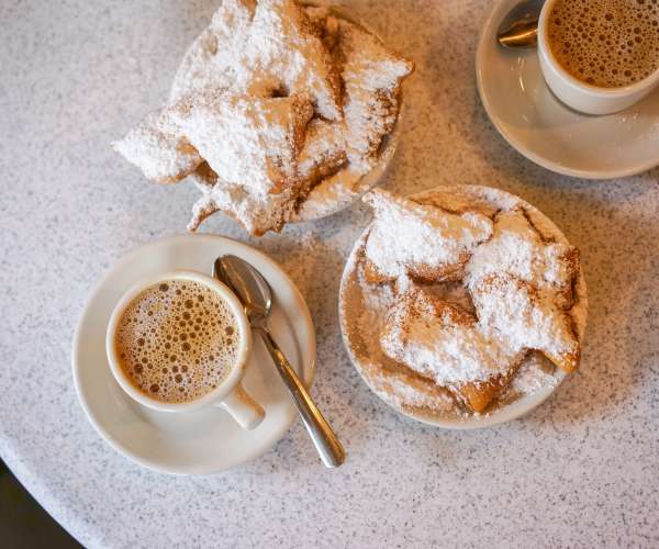 Cafe du Monde - Beignets and Coffee