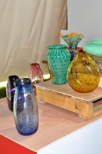 Display of several vases on two tiered shelving