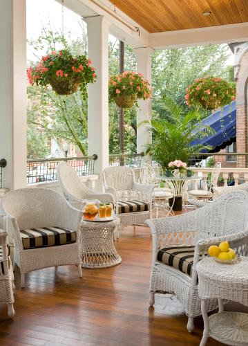 White wicker seats with lemons and colorful plants on Saratoga Arm's porch