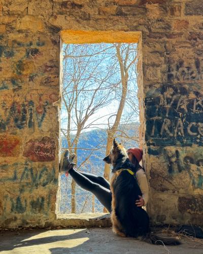 Tiffany & Frek in the structure near the top of the Thousand Steps