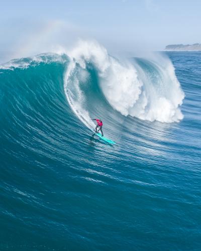 Surfer-surfing-Mavericks-in-Half-Moon-Bay-CA