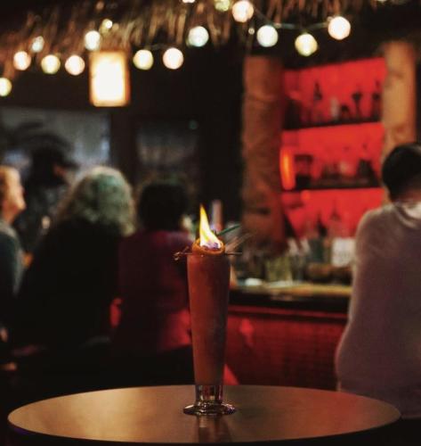 Flaming drink at 4 Kahunas Tiki Lounge cropped