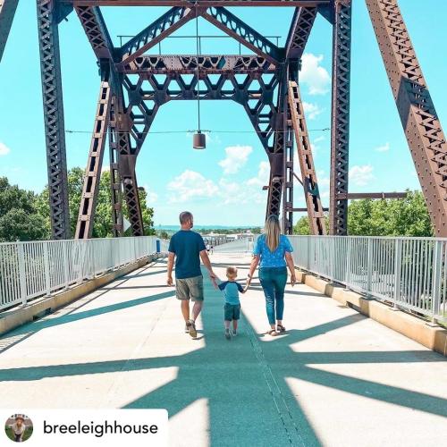 Family walks to Louisville across the Big Four Station Bridge. 📸:breeleighouse