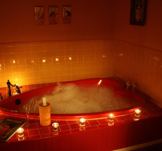 A picture of a tub with candles at Grace Manor