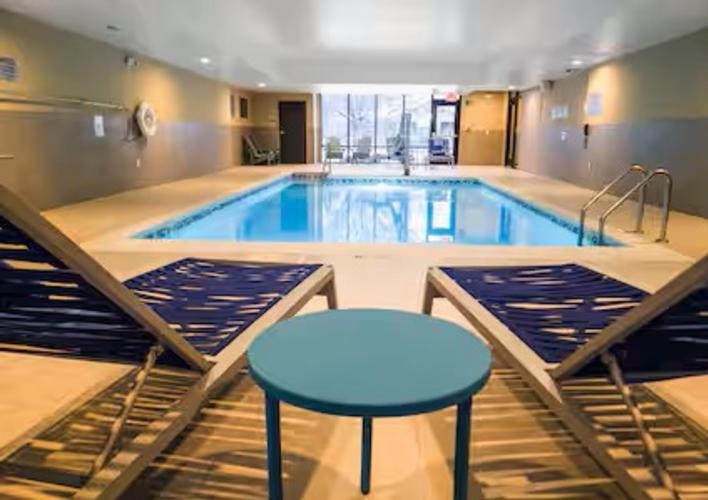 2 amenities pool