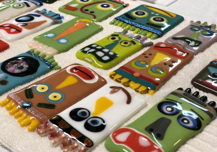 Glass-blown art in the form of monster-face garden signs from WeBeTillin Studiosn