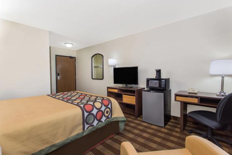 Super 8 Eau Claire Guest Room