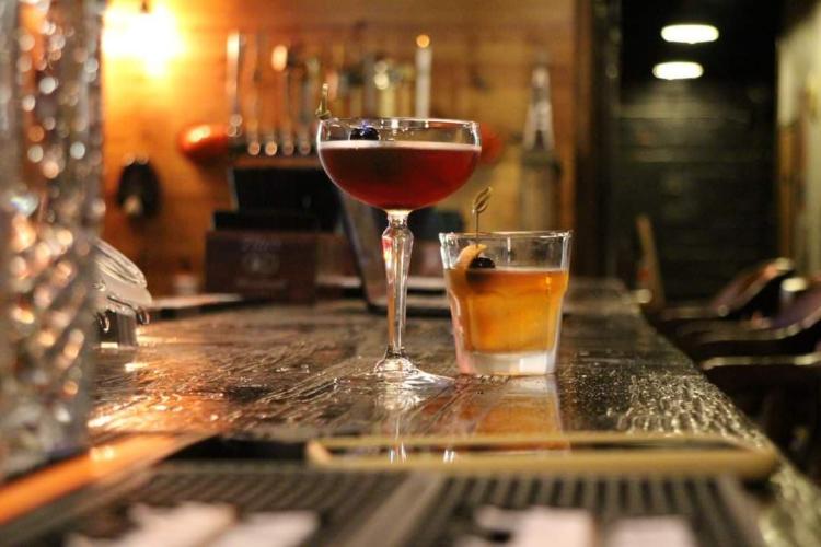 Image of Buffalo Nickel Bar with two beverages