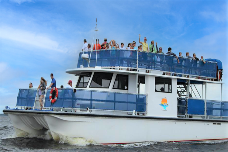 Patrons on the Island Cruise charter boat.