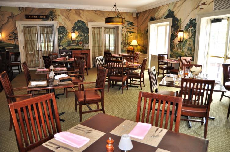 Gideon Putnam Bar Area