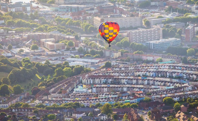 A balloon from the Bristol International Balloon Fiesta flying over the Totterdown area of the city - credit Paul Box