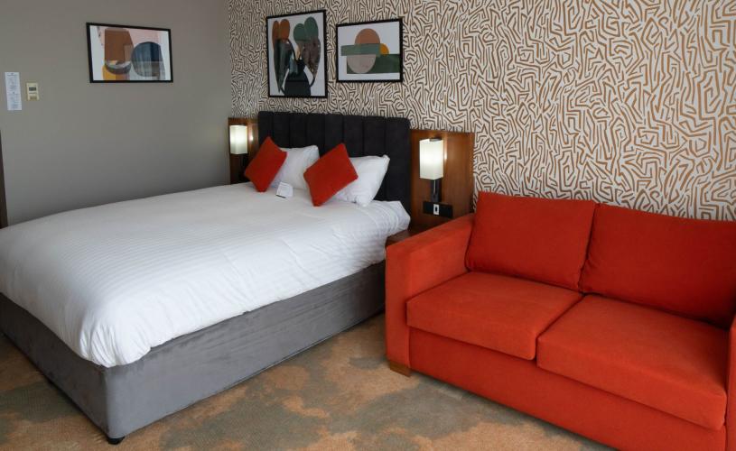 Holiday Inn Bristol City Centre - family bedroom with sofa