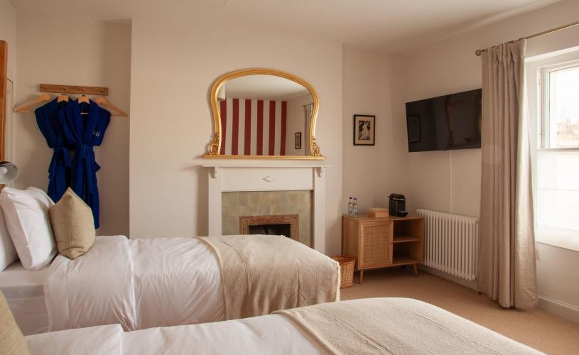 Twin bedroom at Lido Townhouse - Credit Huntley Hedworth
