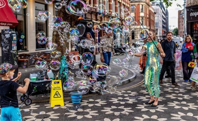 Street performer at Old City Sounds - Credit Julian Preece