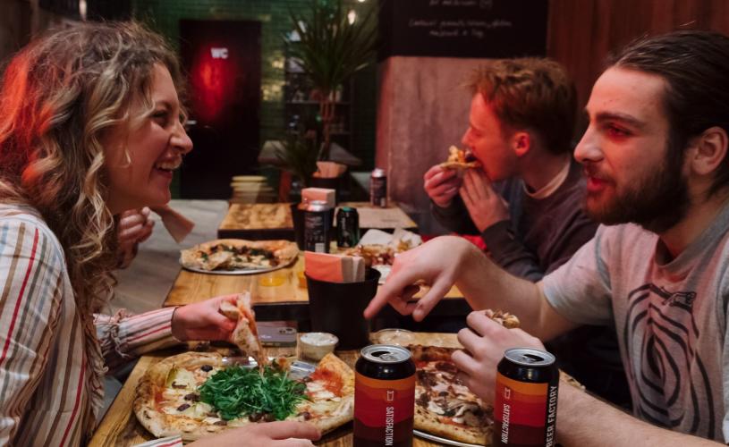 Pizzarova - Friends easting pizza together