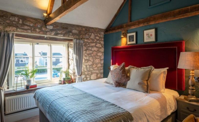 A large bed in a bedroom at The Bowl Inn - Credit The Bowl Inn