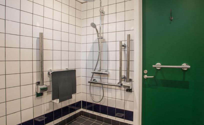 An accessible bathroom in a hotel in Bristol