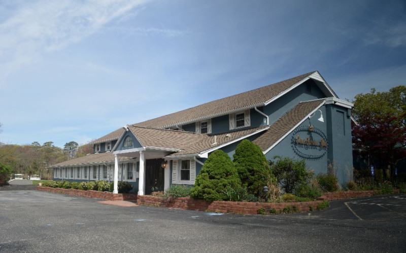 Pine Grove Inn | Discover Long Island