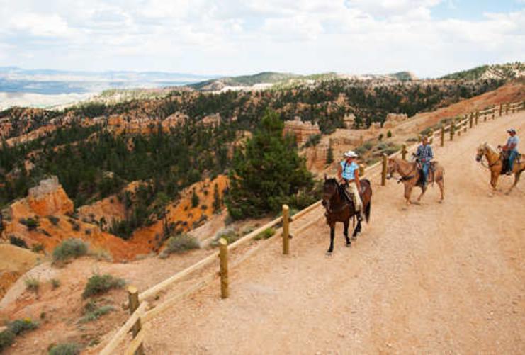 Group on horseback in Bryce Canyon