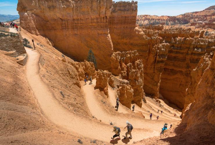 Hikers on the Navajo Loop Trail in Bryce Canyon National Park